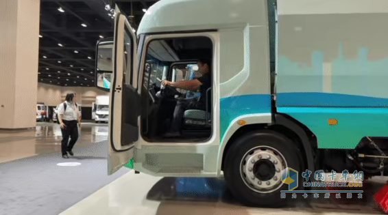 福田普羅科卡車低入口洗掃車耀目登場福田汽車2025年中商務(wù)會， 以科技重塑環(huán)衛(wèi)新標(biāo)桿