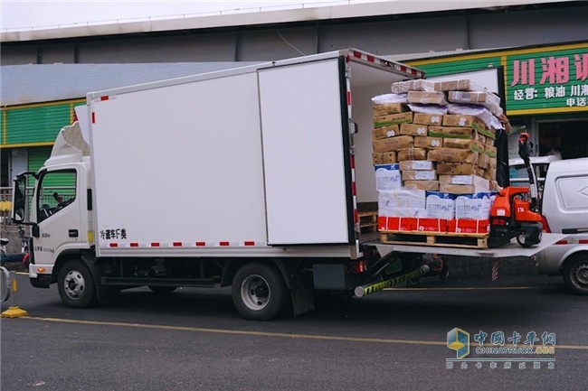 江淮新能源輕卡ES9：智能溫控系統(tǒng)攻克冬夏續(xù)航難題，保障運輸效能