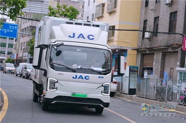 江淮新能源輕卡ES9：智能溫控系統(tǒng)攻克冬夏續(xù)航難題，保障運輸效能