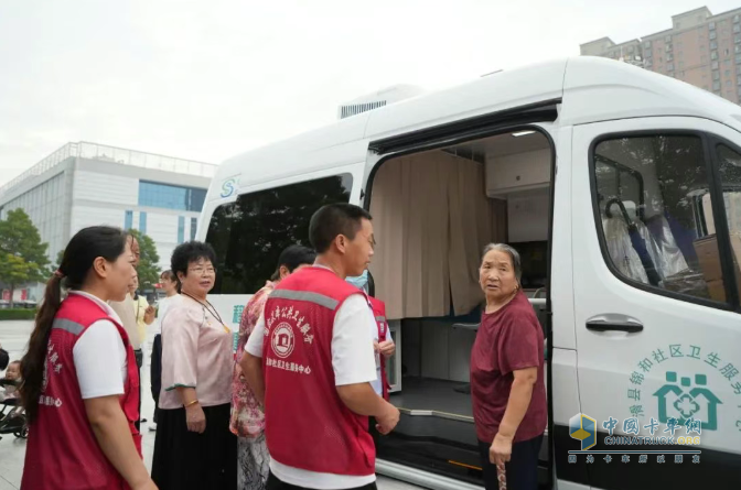 流動(dòng)醫(yī)療暖民心·簽約服務(wù)進(jìn)萬(wàn)家! 宇通民生體檢巡診車助力滑縣醫(yī)共體建設(shè)