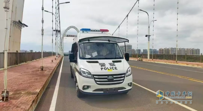 宇通警力輸送車奔赴海南，為自貿(mào)港封關(guān)構(gòu)筑安全防線