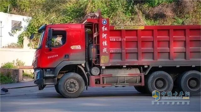 乘龍M3小鋼炮:95 后卡友張師傅的路運(yùn)水泥的實(shí)力搭檔