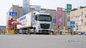 無懼挑戰(zhàn) 川藏線上奔馳卡車的領“鮮”力