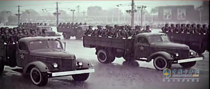 解放軍車，在天安門廣場成功受閱！