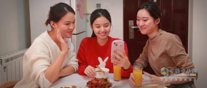 中國(guó)重汽2023年春節(jié)微電影《車(chē)輪上的年夜飯》 為兔年溫情開(kāi)篇