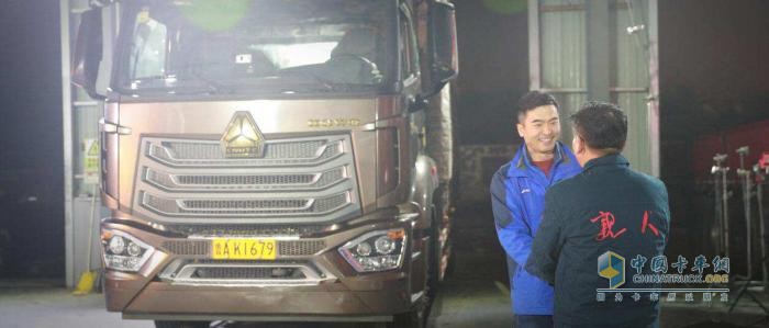 中國(guó)重汽2023年春節(jié)微電影《車(chē)輪上的年夜飯》 為兔年溫情開(kāi)篇