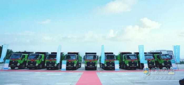 重慶首批新能源重卡火熱交付！重汽成都帶給卡友們新的財富機(jī)遇