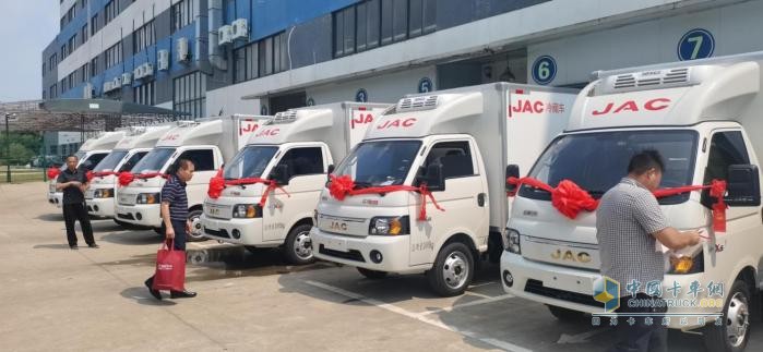 為校園食材保駕護(hù)航 6臺江淮1卡愷達(dá)冰博士交付！