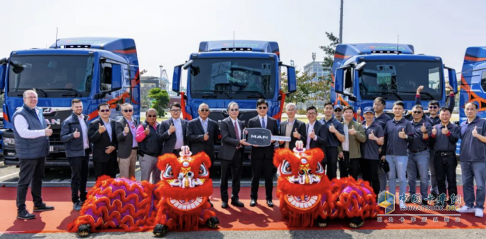 15臺(tái)曼恩商用車TGX牽引車交付泰勇集團(tuán)