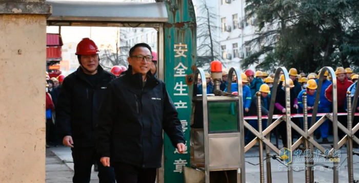 安全第一課！梁山中集東岳車(chē)輛有限公司2025年開(kāi)工第一天，安全先行！