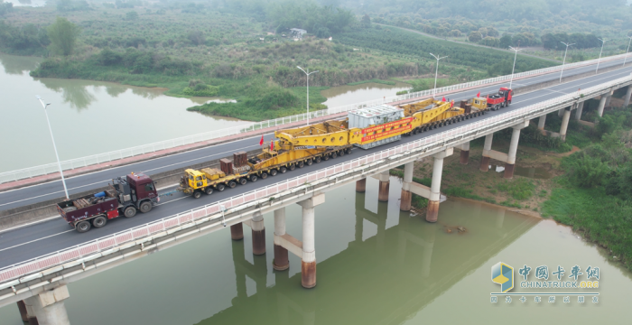 總牽引質(zhì)量500噸！ 新款奔馳Arocs SLT福廈“北電南送”工程大件首運(yùn)