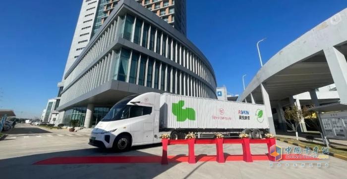 葦渡科技純電重卡助力人頭馬君度與榮慶物流開啟綠色供應鏈新篇章