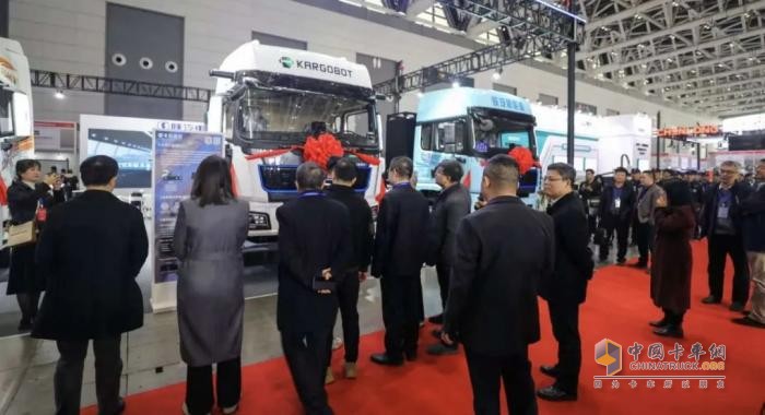 智領(lǐng)商用車新航道 陜汽重卡&卡爾動(dòng)力無人駕駛重卡閃耀2025西部制博會(huì)