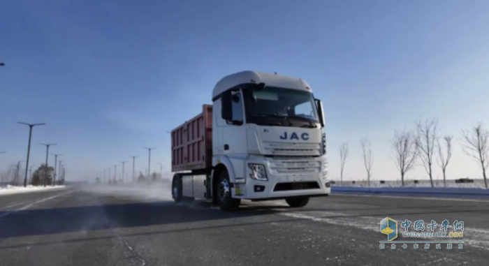 江淮重卡性能卓越，跨越極寒，破冰黑河