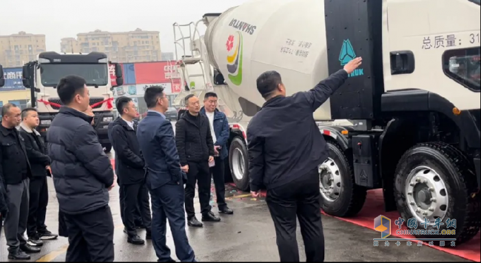 中國重汽首批30臺豪沃新能源攪拌車成功交付