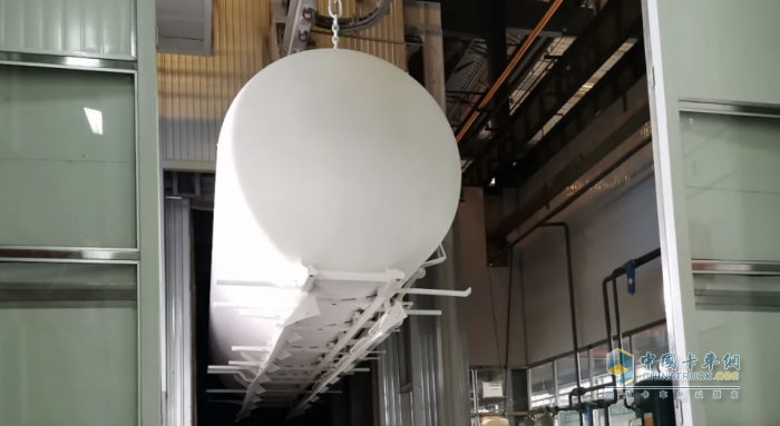 中集車輛粉罐家族實(shí)力登場(chǎng)，揭秘粉粒物料運(yùn)輸車的"高效可靠"之道！