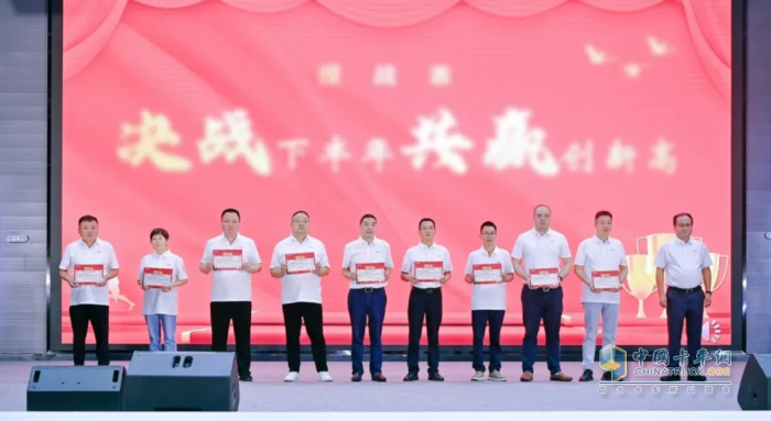 52款新品發(fā)布！東風新疆攜手合作伙伴全力迎戰(zhàn)下半場