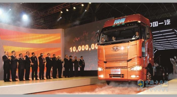 一抹中國紅！解放J6“神車”帶領中國重卡走向世界