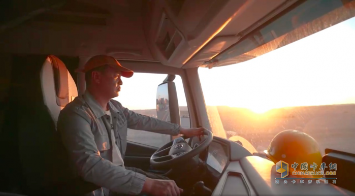 上汽紅巖CNG重卡燒氣不費(fèi)跑車(chē)不貴？來(lái)聽(tīng)聽(tīng)新疆卡友怎么說(shuō)