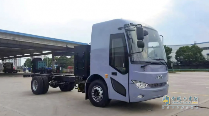 智啟未來！江淮重卡純電動18T洗掃車閃亮登場！