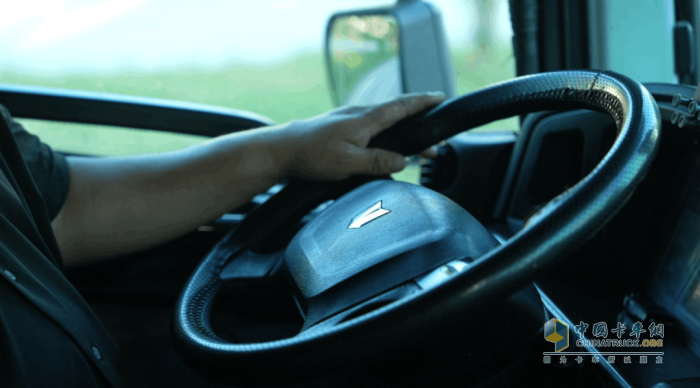 老司機(jī)與他的老伙伴：聯(lián)合重卡11年180萬(wàn)公里的信賴傳奇！