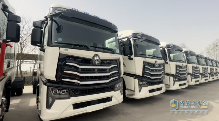 豪沃配濰柴 財源滾滾來 中國重汽豪沃MAX燃?xì)饪爝f車交付石家莊大客戶！