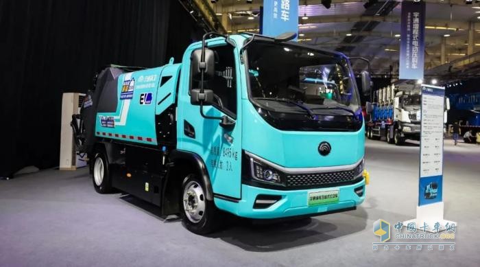 窄巷地庫垃圾清運難？宇通環(huán)衛(wèi)全新壓縮式垃圾車破解難題！