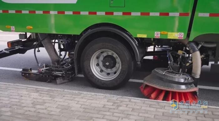 告別“季節(jié)限定”！宇通環(huán)衛(wèi)18噸低入口四季洗掃車解鎖全年高效作業(yè)！