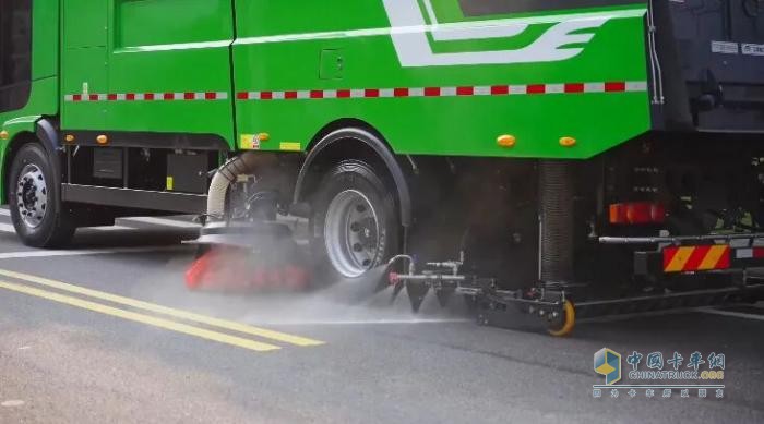 告別“季節(jié)限定”！宇通環(huán)衛(wèi)18噸低入口四季洗掃車解鎖全年高效作業(yè)！