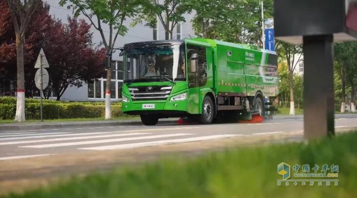 告別“季節(jié)限定”！宇通環(huán)衛(wèi)18噸低入口四季洗掃車解鎖全年高效作業(yè)！