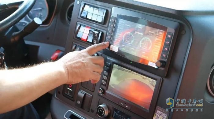 破解季節(jié)難題！這款四季洗掃車(chē)成了石家莊環(huán)衛(wèi)“減負(fù)利器”！