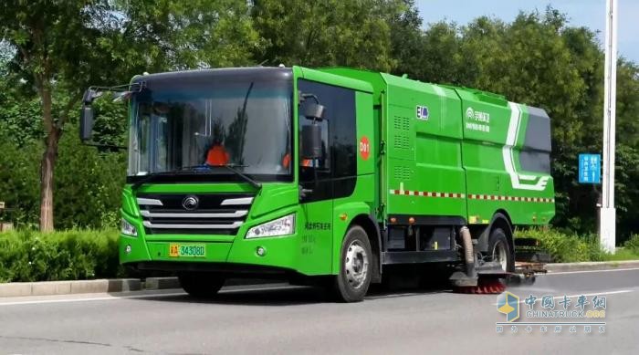 破解季節(jié)難題！這款四季洗掃車(chē)成了石家莊環(huán)衛(wèi)“減負(fù)利器”！