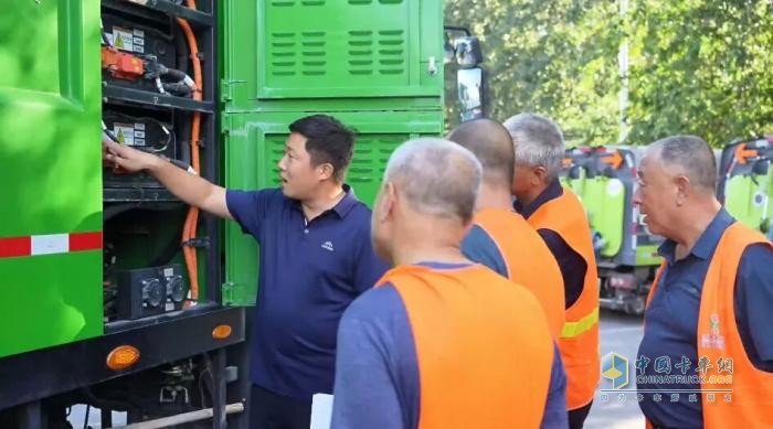 破解季節(jié)難題！這款四季洗掃車(chē)成了石家莊環(huán)衛(wèi)“減負(fù)利器”！