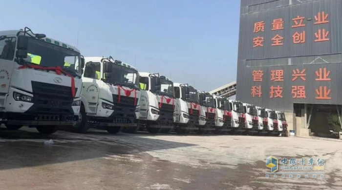 星馬輕騎兵電動(dòng)上裝攪拌車(chē)