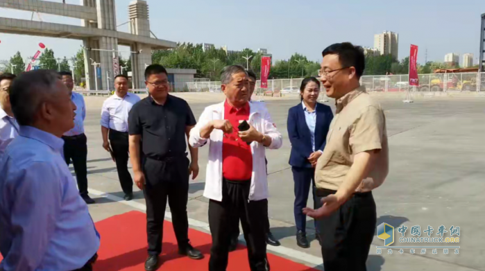 深化合作 共贏未來 豪沃重卡向昌樂大客戶交付15輛TX7牽引車！