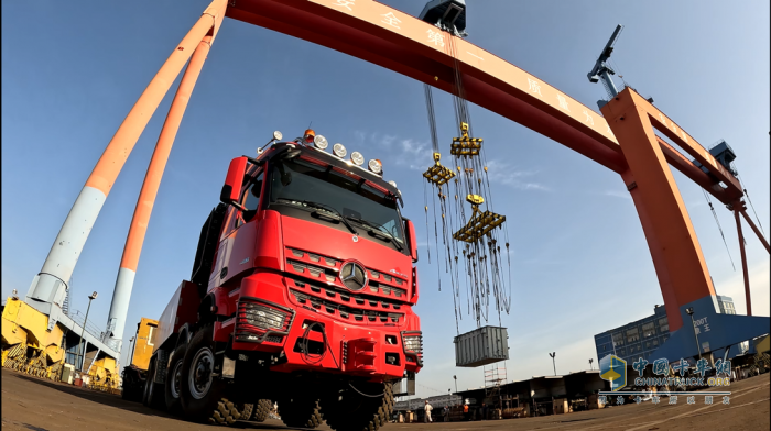總牽引質(zhì)量500噸！ 新款奔馳Arocs SLT福廈“北電南送”工程大件首運(yùn)