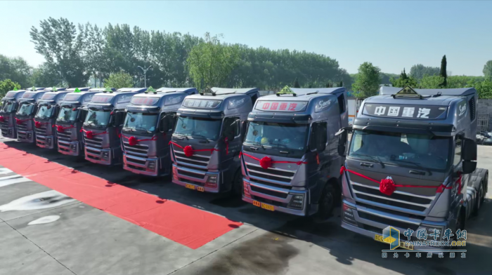 20輛豪沃TH7?；啡細鉅恳嚱桓蹲筒┐罂蛻?，為危化品運輸保駕護航