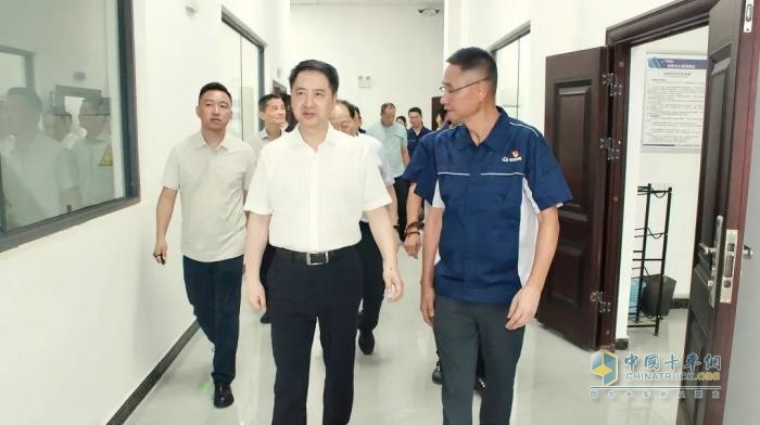 重慶市政府副市長鄭向東調(diào)研長安跨越:勉勵企業(yè)以創(chuàng)新驅(qū)動商用車產(chǎn)業(yè)高質(zhì)量發(fā)展