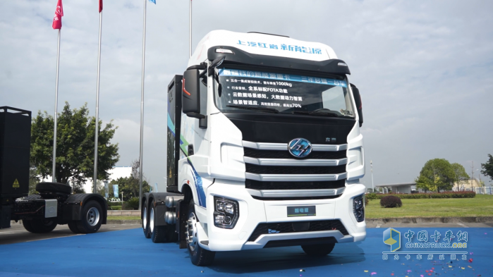 行業(yè)首創(chuàng)場(chǎng)景智適應(yīng)解決方案 上汽紅巖智電版新能源重卡“高能”亮相