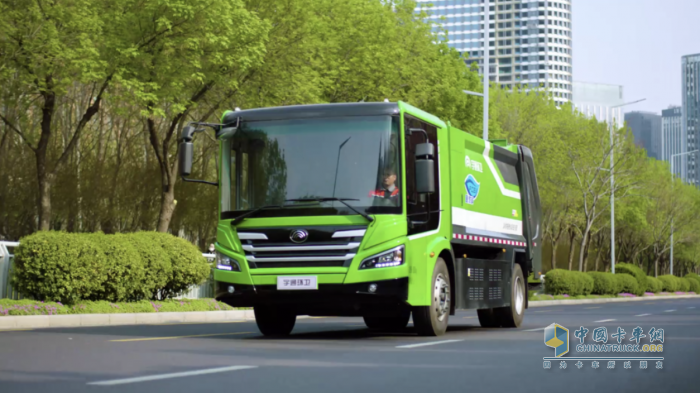 綠變鄭州，電動(dòng)先鋒 宇通新能源環(huán)衛(wèi)助力“綠城”高質(zhì)量發(fā)展