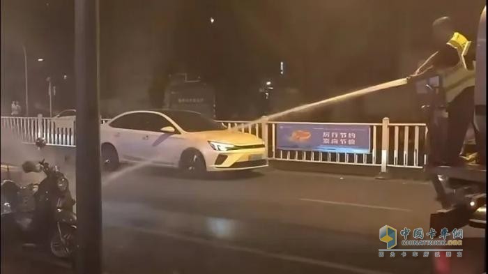 路遇群眾車輛自燃,福龍馬清洗車化身“及時(shí)雨”