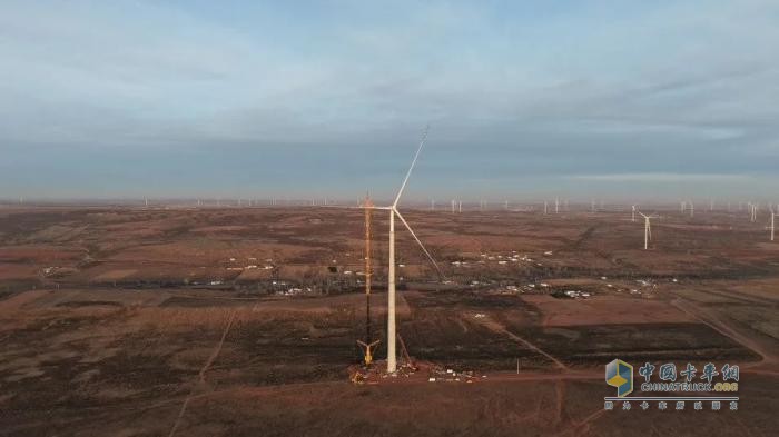 “全球第一吊”吊“全球混塔第一高”！正在鄂爾多斯上演