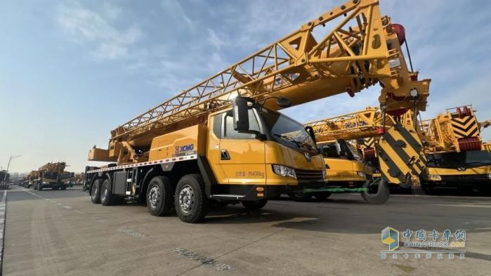 “紅”運當(dāng)頭！徐工起重機啟航海外，高端市場再攀高峰！