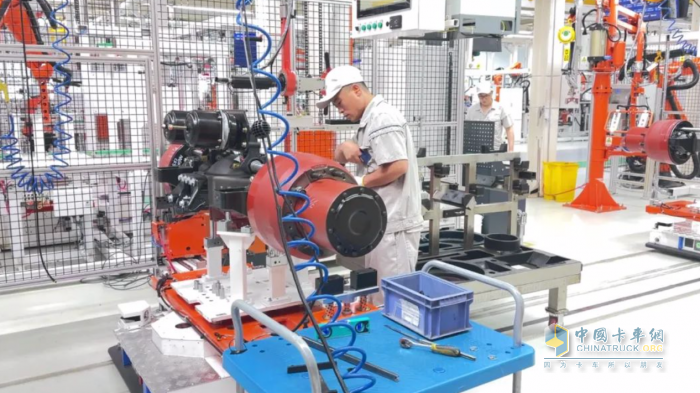 解放動(dòng)力300輕量化輪減橋首臺(tái)B樣橋試裝成功