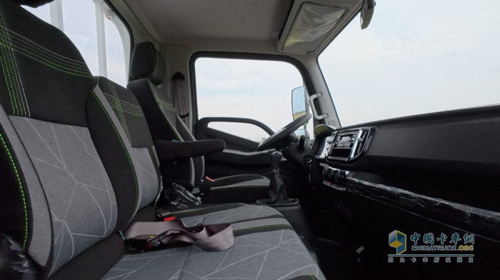 領(lǐng)航M5輕卡測評，體驗超值