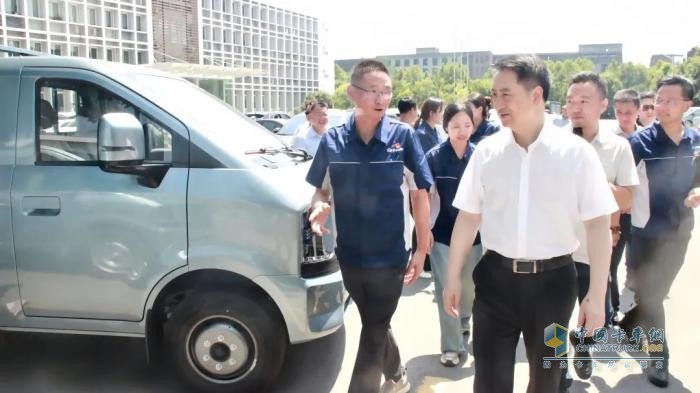 重慶市政府副市長鄭向東調(diào)研長安跨越:勉勵企業(yè)以創(chuàng)新驅(qū)動商用車產(chǎn)業(yè)高質(zhì)量發(fā)展