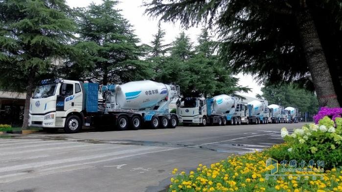 20臺(tái)“綠色鋼鐵軍團(tuán)”出征！中集車輛&一汽解放新能源半掛攪拌車奔赴西南賦能綠色建設(shè)