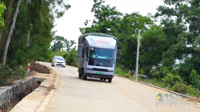 海島內(nèi)的靜流歲月 比亞迪T5與他駛向三十載光陰