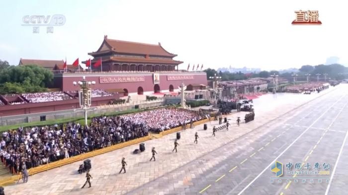 見(jiàn)證榮耀時(shí)刻！徐工成套裝備硬核保障，楊東升受邀現(xiàn)場(chǎng)觀禮