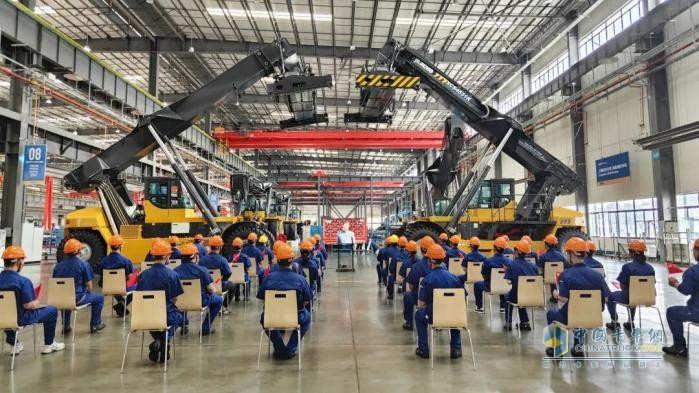 見(jiàn)證榮耀時(shí)刻！徐工成套裝備硬核保障，楊東升受邀現(xiàn)場(chǎng)觀禮